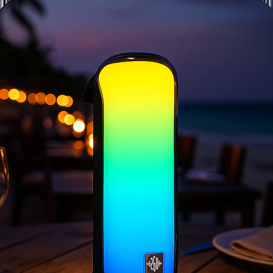 Bluetooth-Lautsprecher mit Lichtstimmung auf einem Tisch am Abend