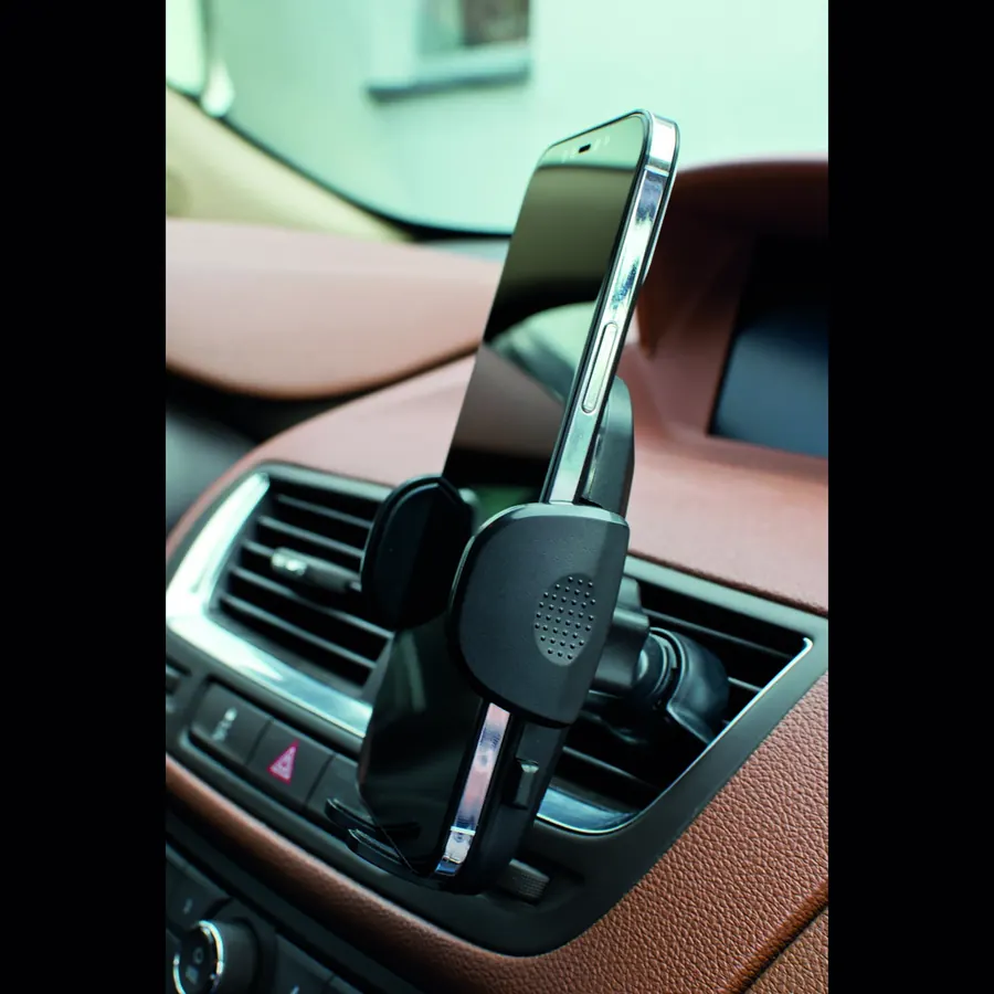 Handyhalter am Armaturenbrett mit eingesetztem Smartphone